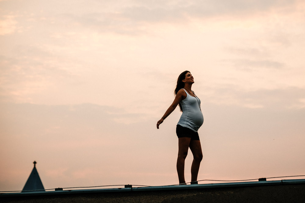 Babybauch Wind genießen auf den Dächern der Stadt