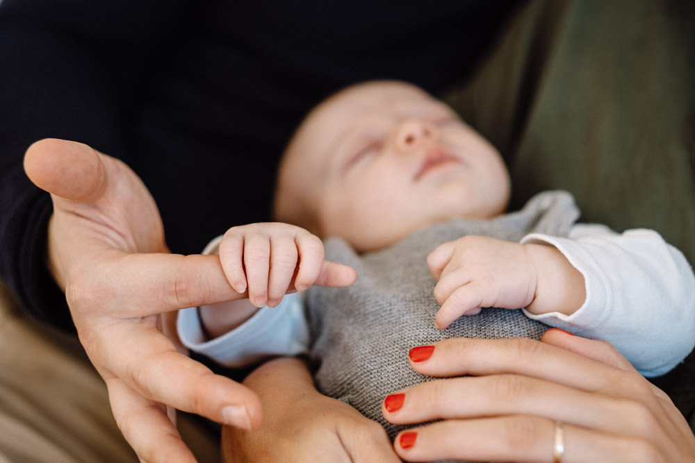 Kleine Finger des Babys