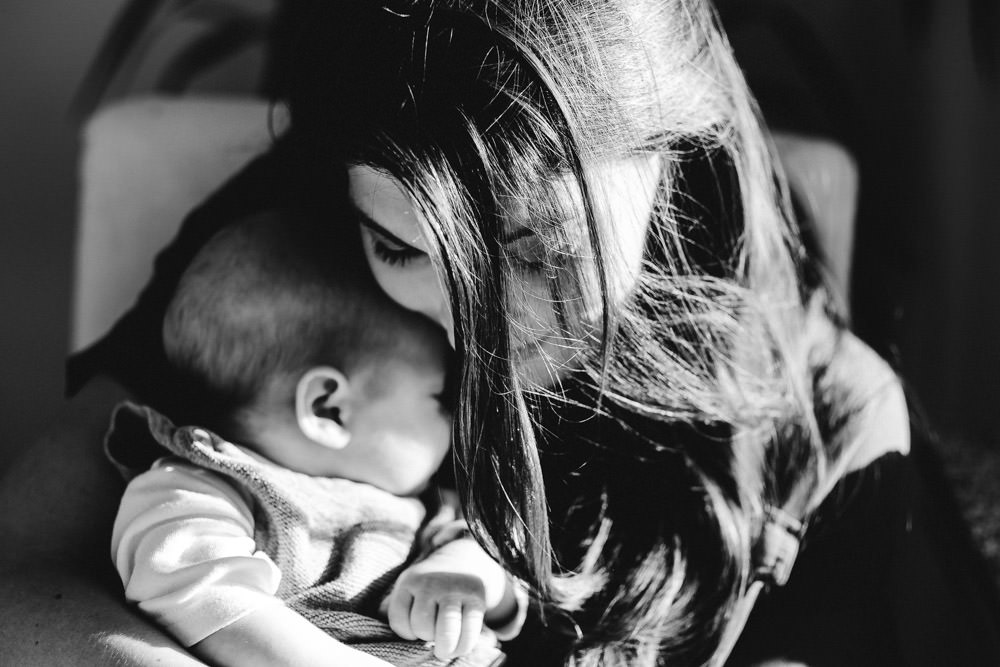 Mama und Baby stille Momente bei Fotoshooting