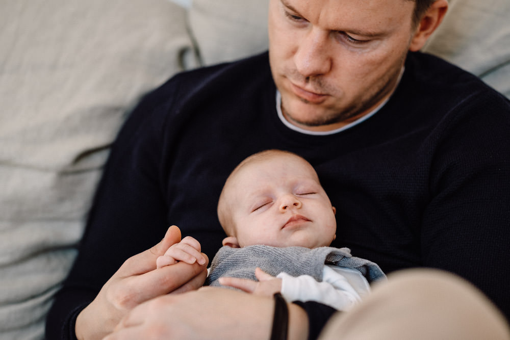 Schlafendes Baby bei ungestelltem Fotoshooting