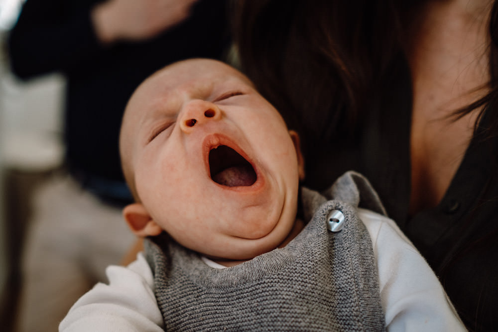 Gähnendes Baby beim Fotoshooting