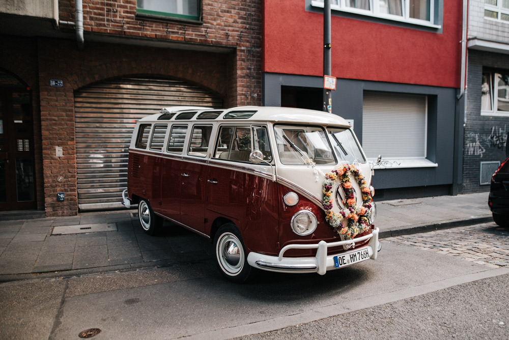 VW Bulli für Hochzeit geschmückt