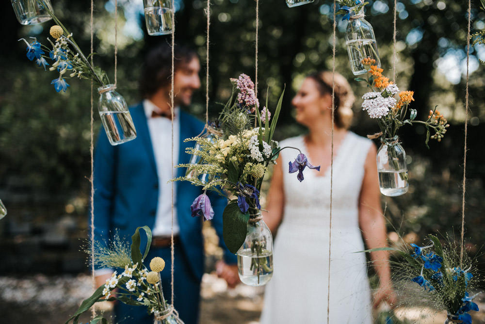 Hochzeitspaar vor Traubogen