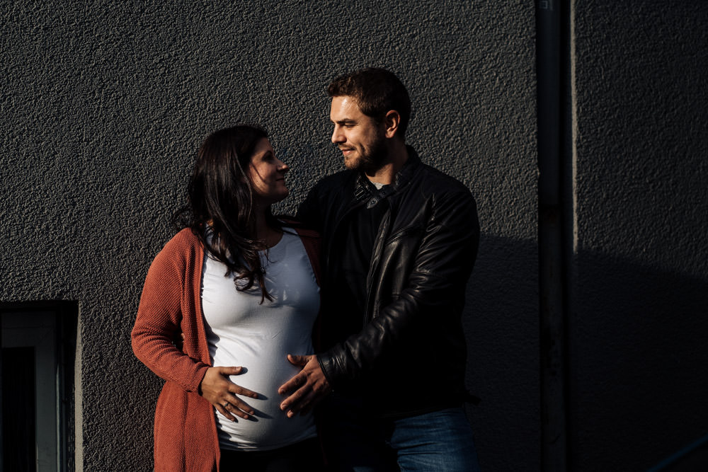 Babybauchshooting im Abendlicht