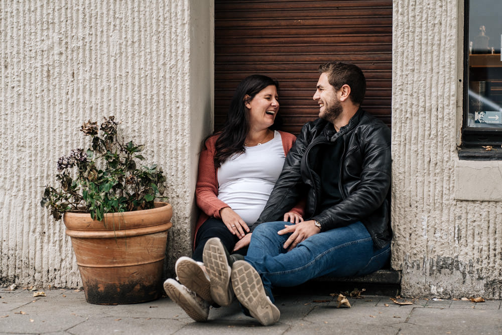 Babybauchshooting in der Stadt urban