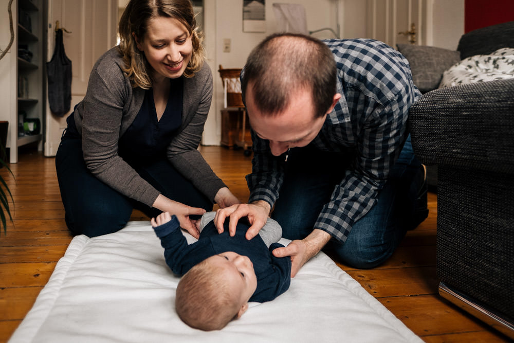 Familie spielt mit Baby