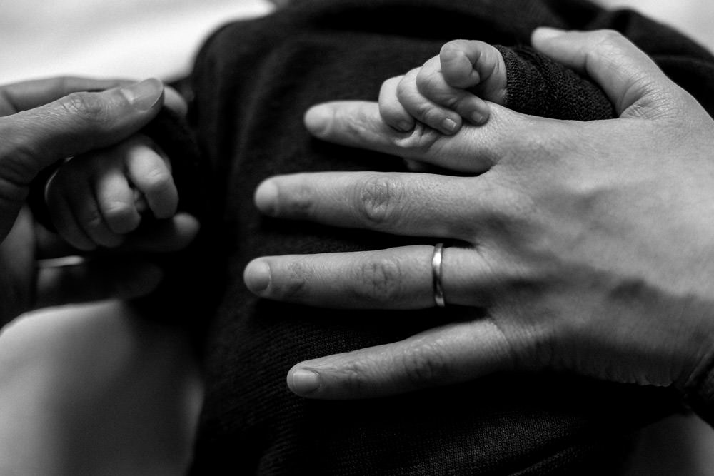 Babyfinger mit Elternfingern Details Babyfotografie