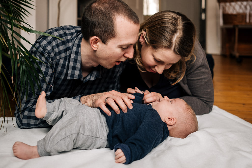 Mama und Papa spielen mit Baby