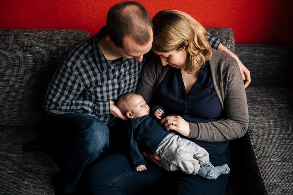 Baby schläft in Mamas Armen