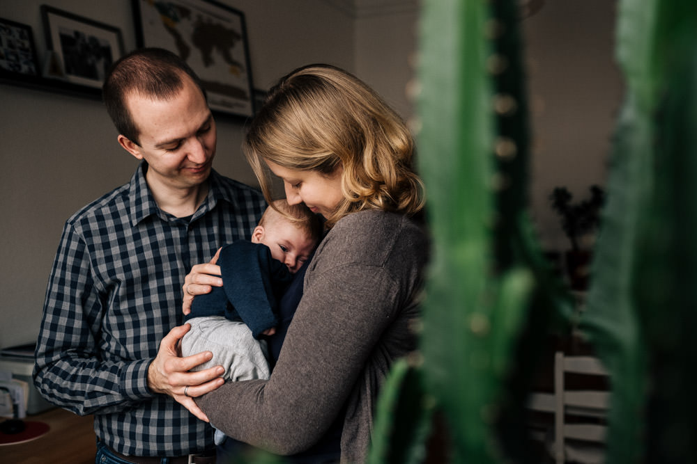 Familie kuschelt mit Baby