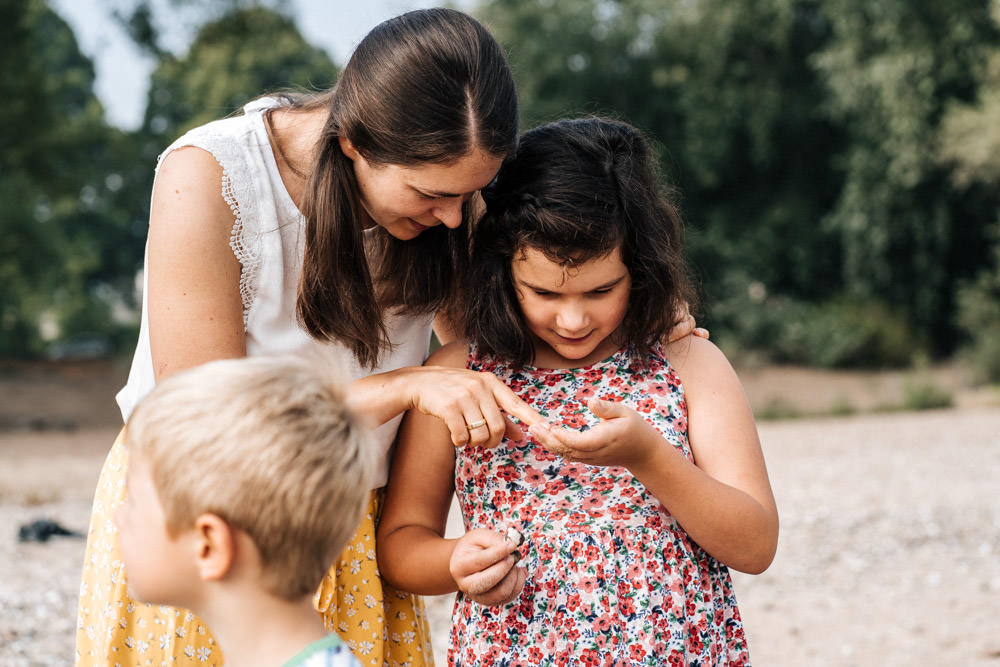 Mutter und Tochter schauen Muscheln an