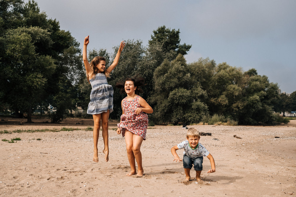 Springende Kinder beim Familienshooting