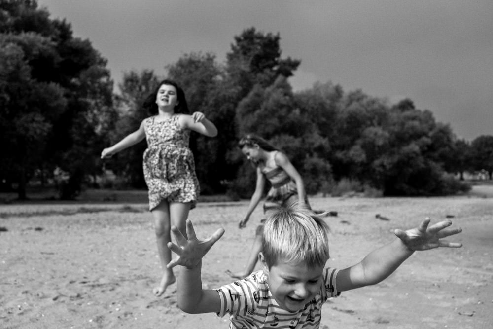 Familienfotografie springende Kinder