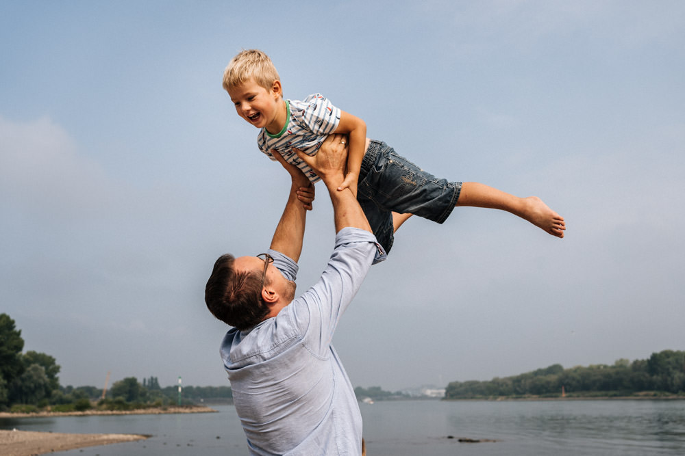 Vater wirft Sohn hoch in die Luft