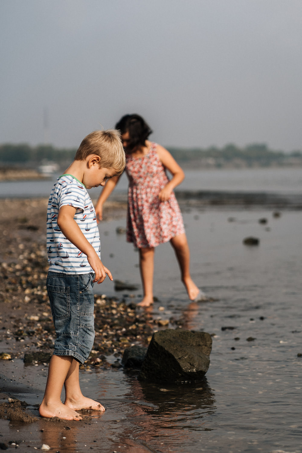 Bruder und Schwester spielen am Strand