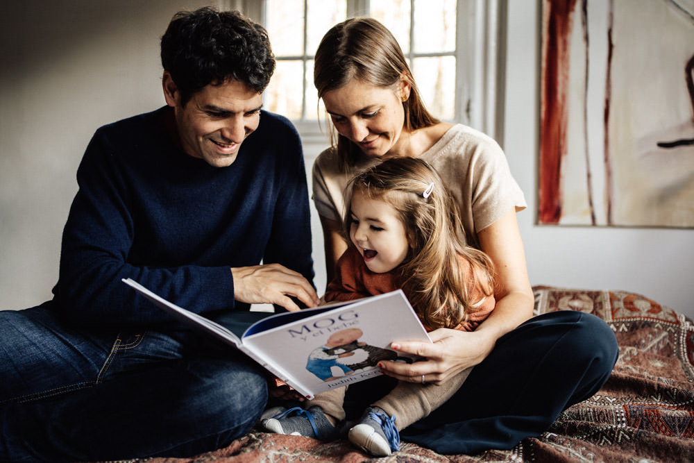 Familienfotografie zu Hause vorlesen