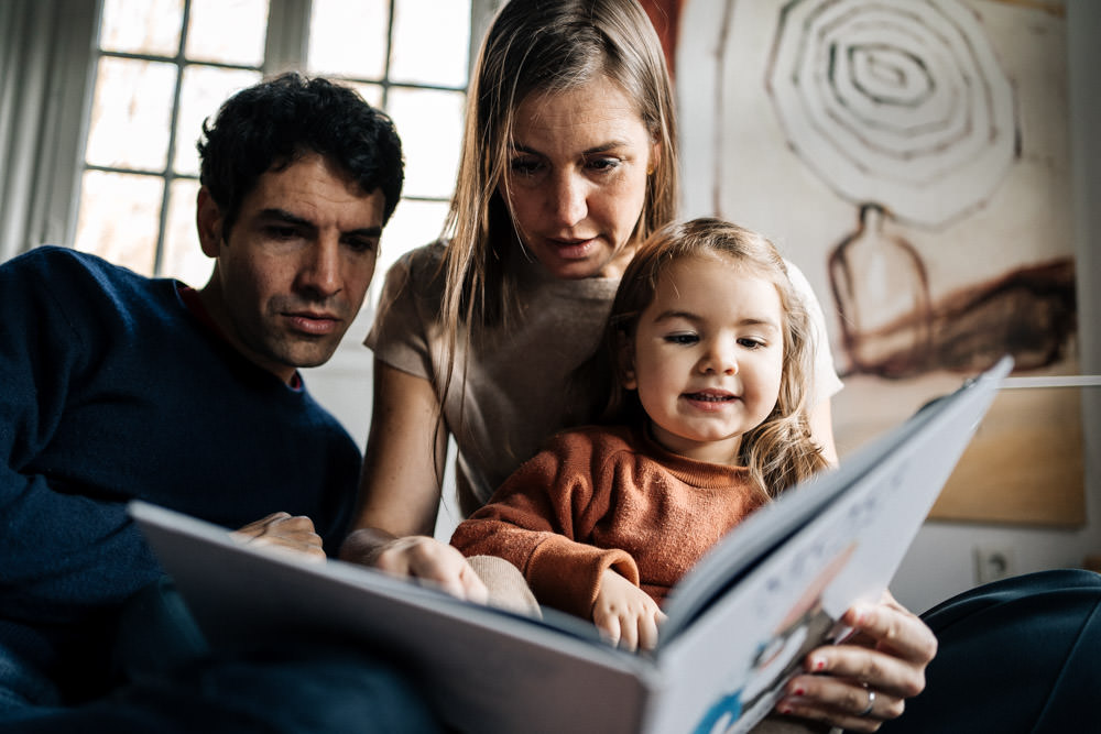 Familienfotografie zu Hause vorlesen