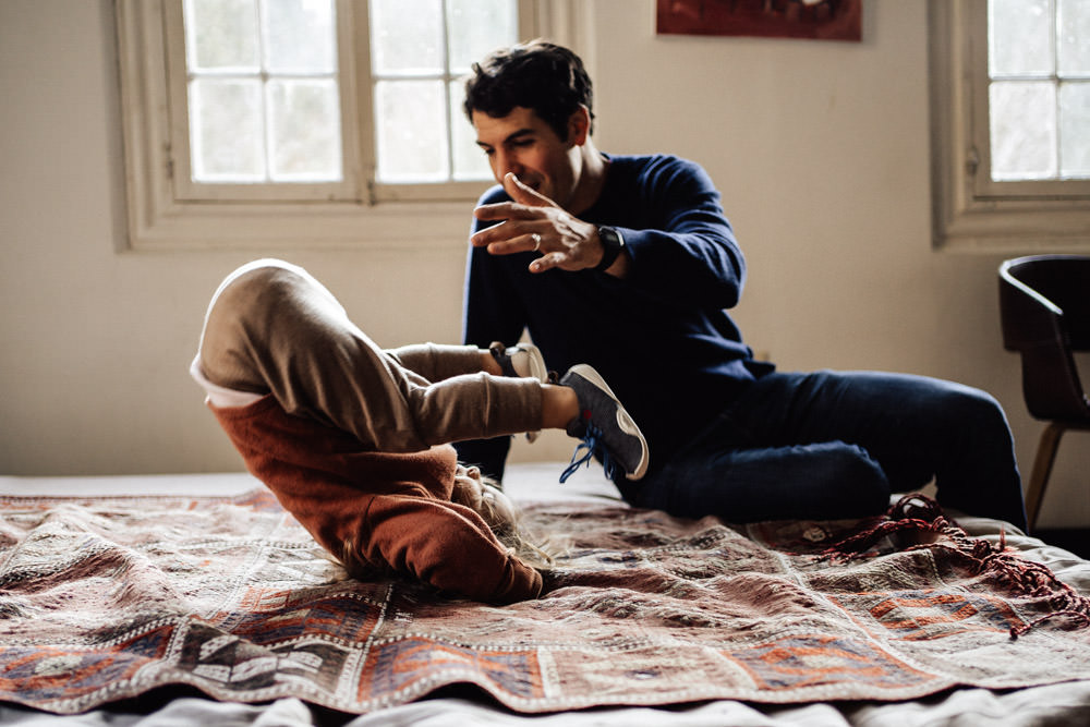 Familienfotografie zu Hause Purzelbaum