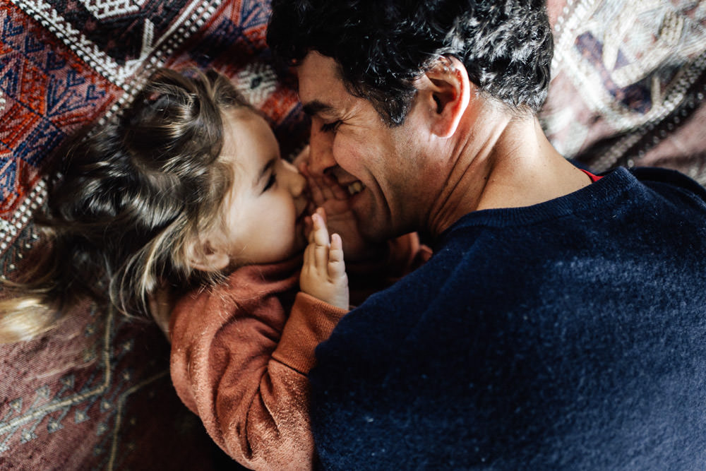 Papa und Tochter kuscheln