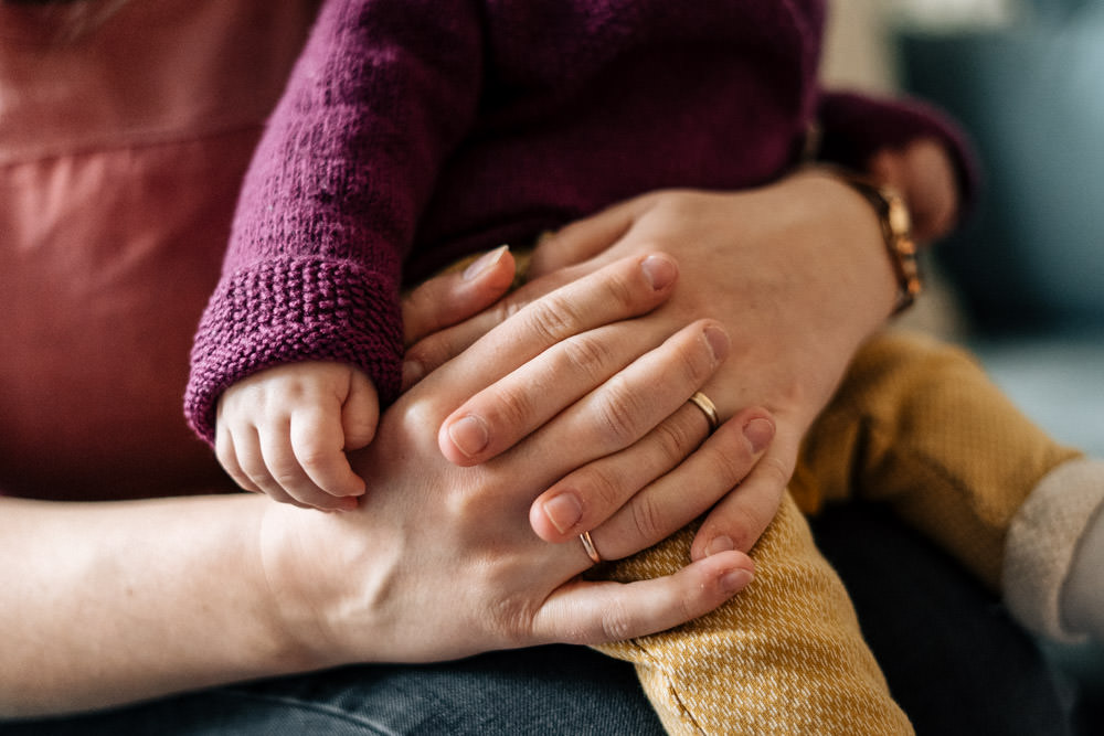 Hände von Mama und Tochter - Babyfotografie, Familienfotografie