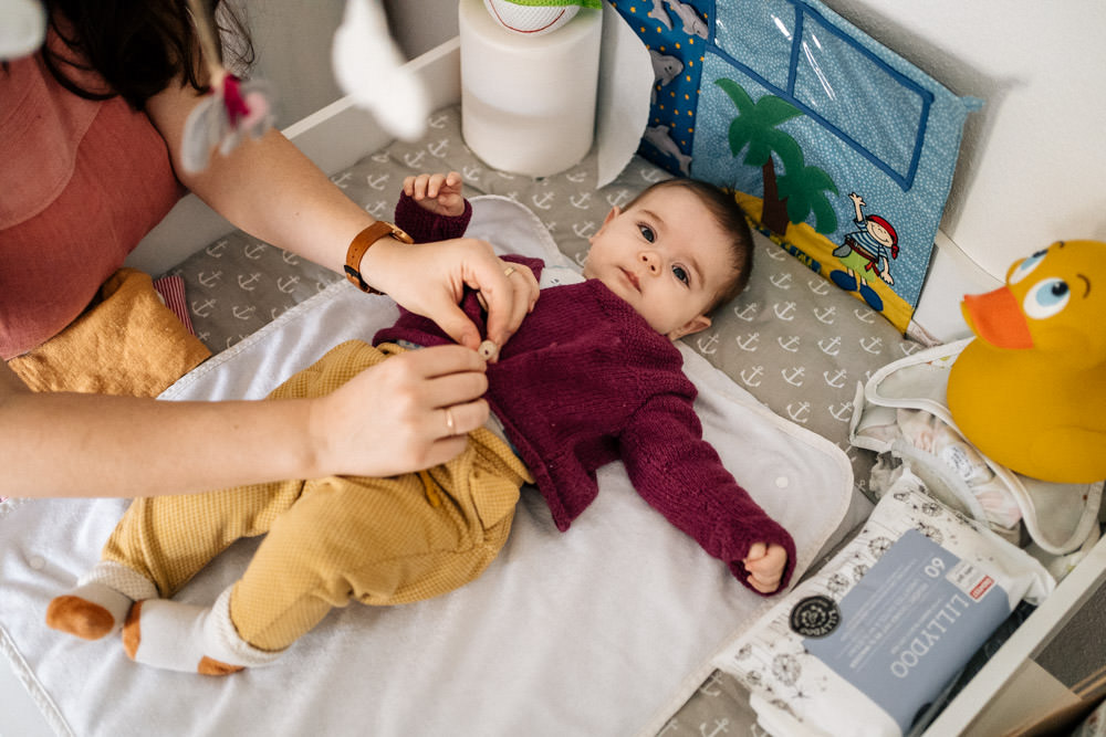 Baby auf dem Wickeltisch - Babyfotografie, Familienfotografie