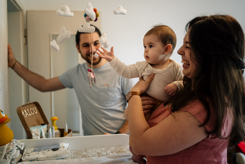 Baby spielt mit Mobilee - Babyfotografie, Familienfotografie