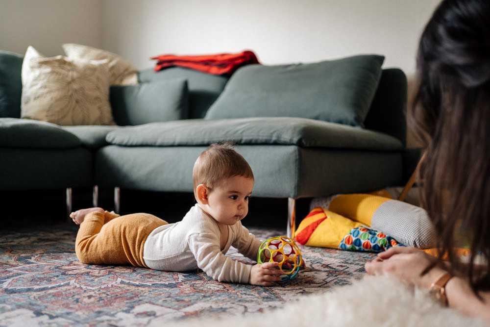 Baby spielt auf dem Teppich - Babyfotografie, Familienfotografie