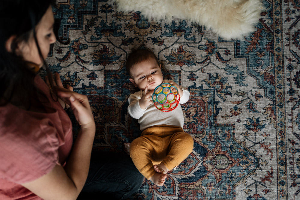 Baby spielt auf Teppich - Babyfotografie, Familienfotografie