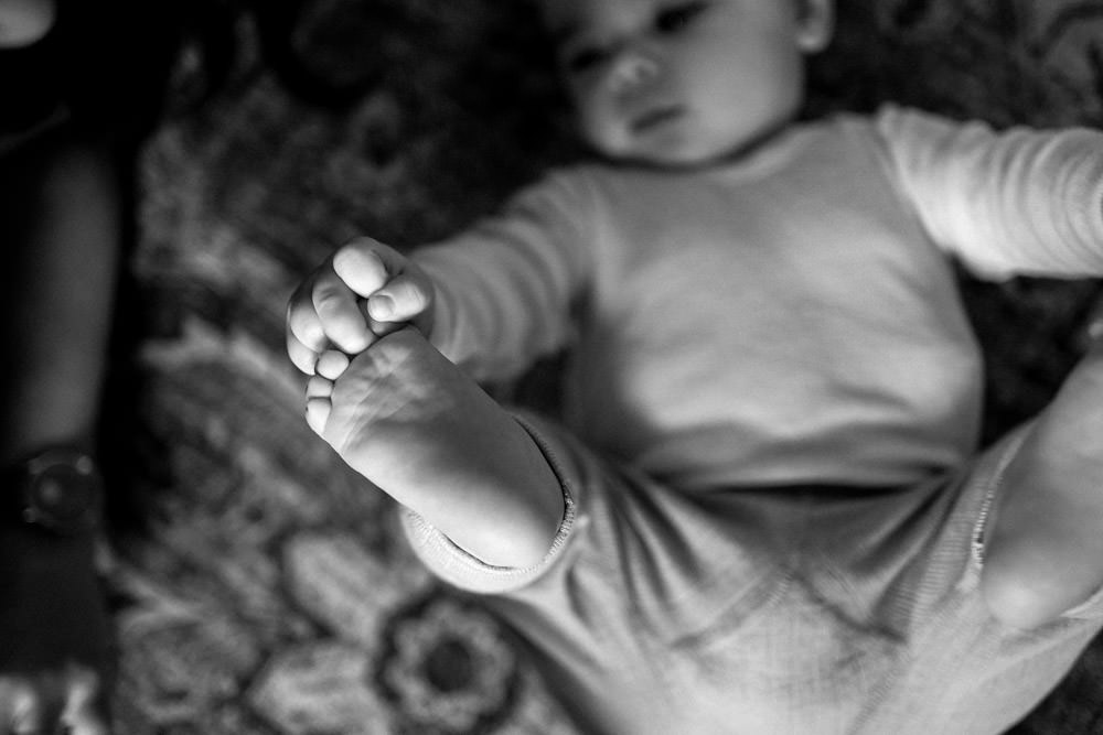 Baby spielt mit Füßen - Babyfotografie, Familienfotografie