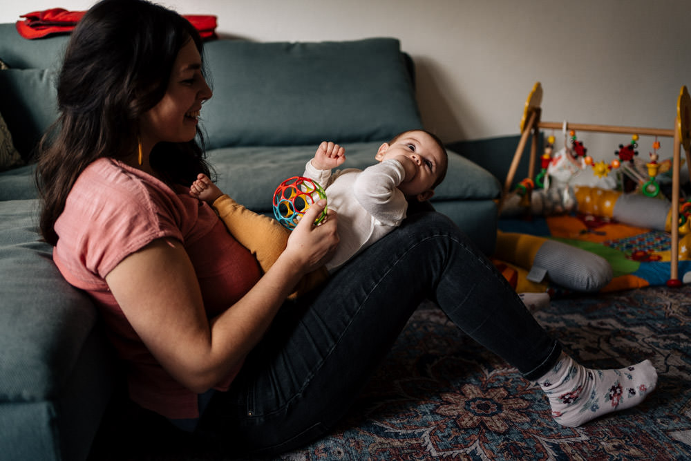 Mama und Baby spielen im Wohnzimmer - Babyfotografie, Familienfotografie