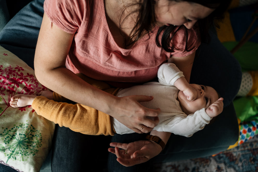 Mama kitzelt Baby - Babyfotografie, Familienfotografie