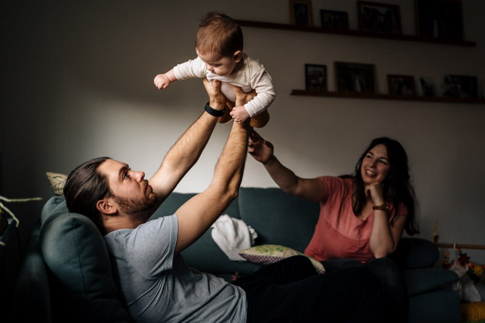 Papa lässt Baby fliegen - Babyfotografie, Familienfotografie