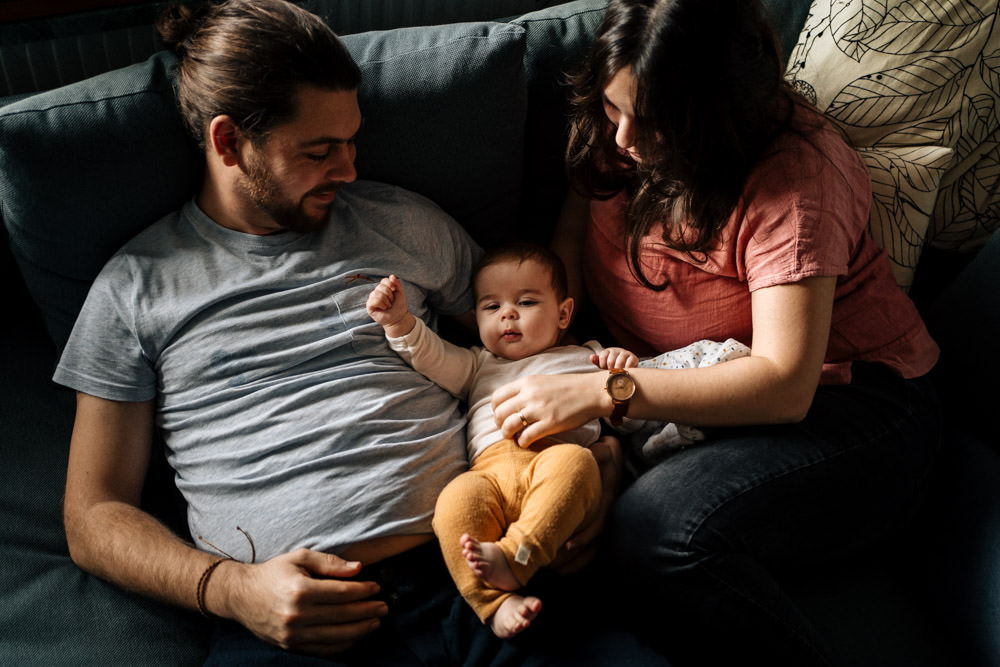 Familie mit Baby auf der Couch - Babyfotografie, Familienfotografie