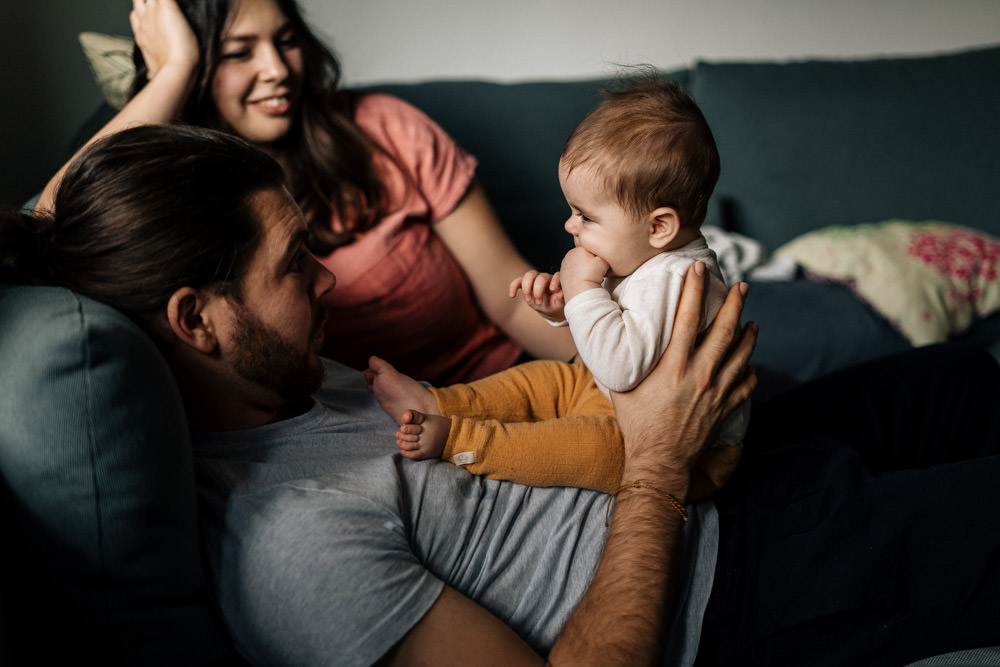 Familie mit Baby auf der Couch - Babyfotografie, Familienfotografie