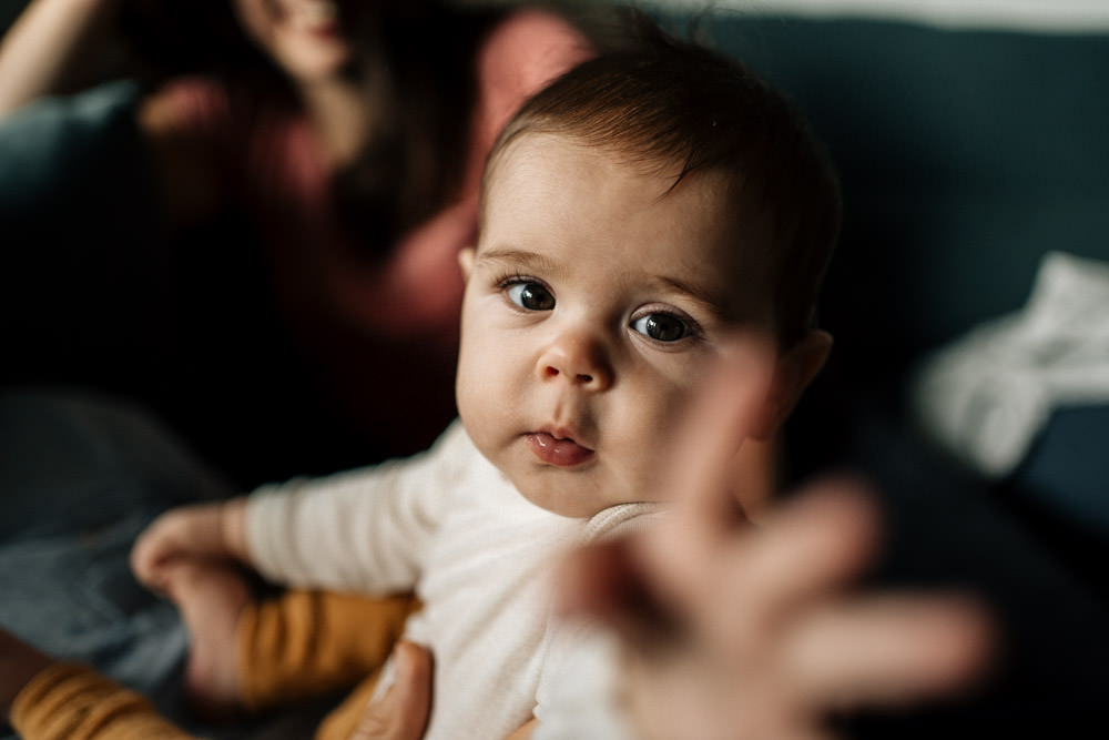 Baby greift - Babyfotografie, Familienfotografie