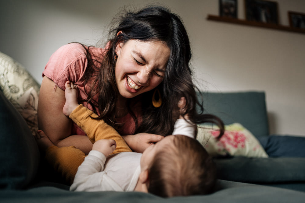 Baby zieht an Mamas Haaren - Babyfotografie, Familienfotografie