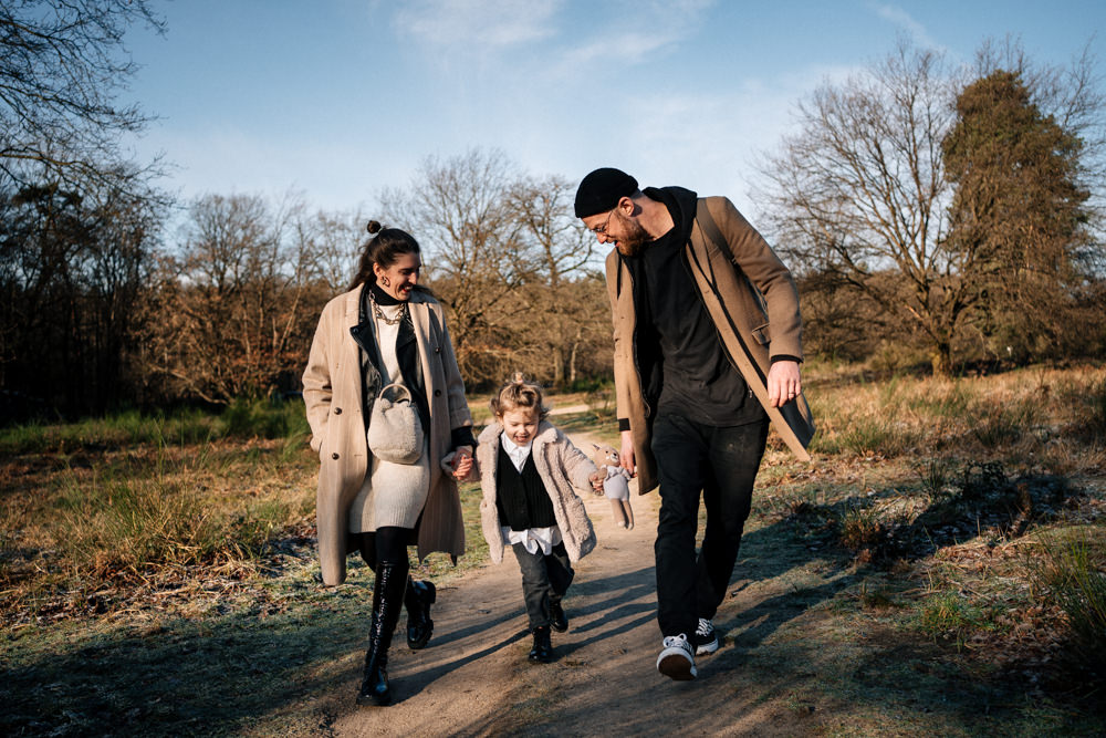 Familie geht spazieren Familienshooting