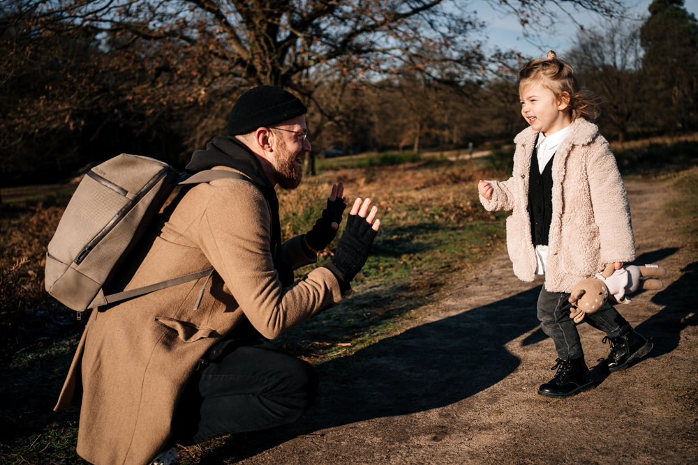 Papa spielt mit Tochter Familienshooting