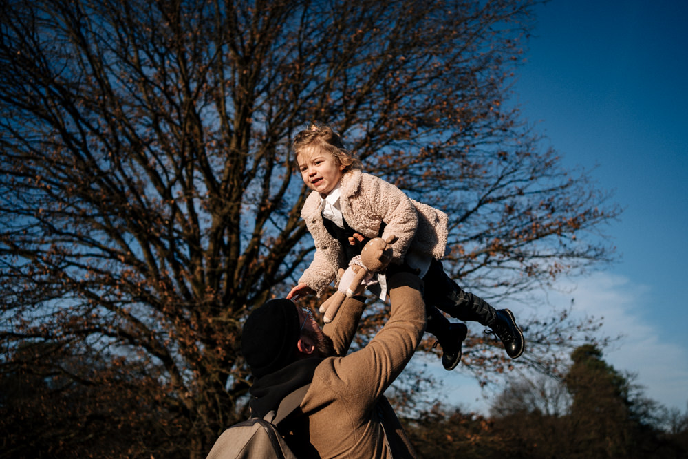 Papa wirbelt Tochter in die Luft Familienfotos