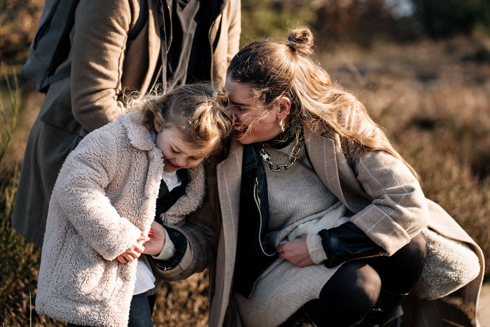 Mama lacht mit Tochter Familienfotos