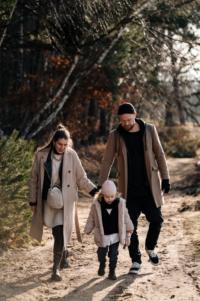 Familie spaziert durch die Wahner Heide